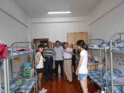 院领导们视察实习生宿舍，了解同学们的住宿及实习情况